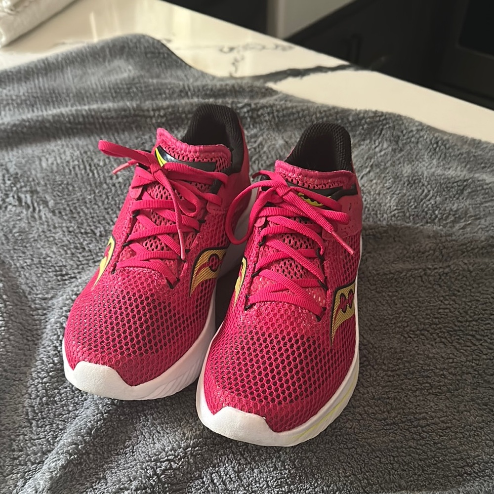 Saucony Yellow and Red Athletic Shoes Lightweight Performance FORMFIT 4